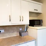 Entire 2 Bedroom House Near Derriford With Parking