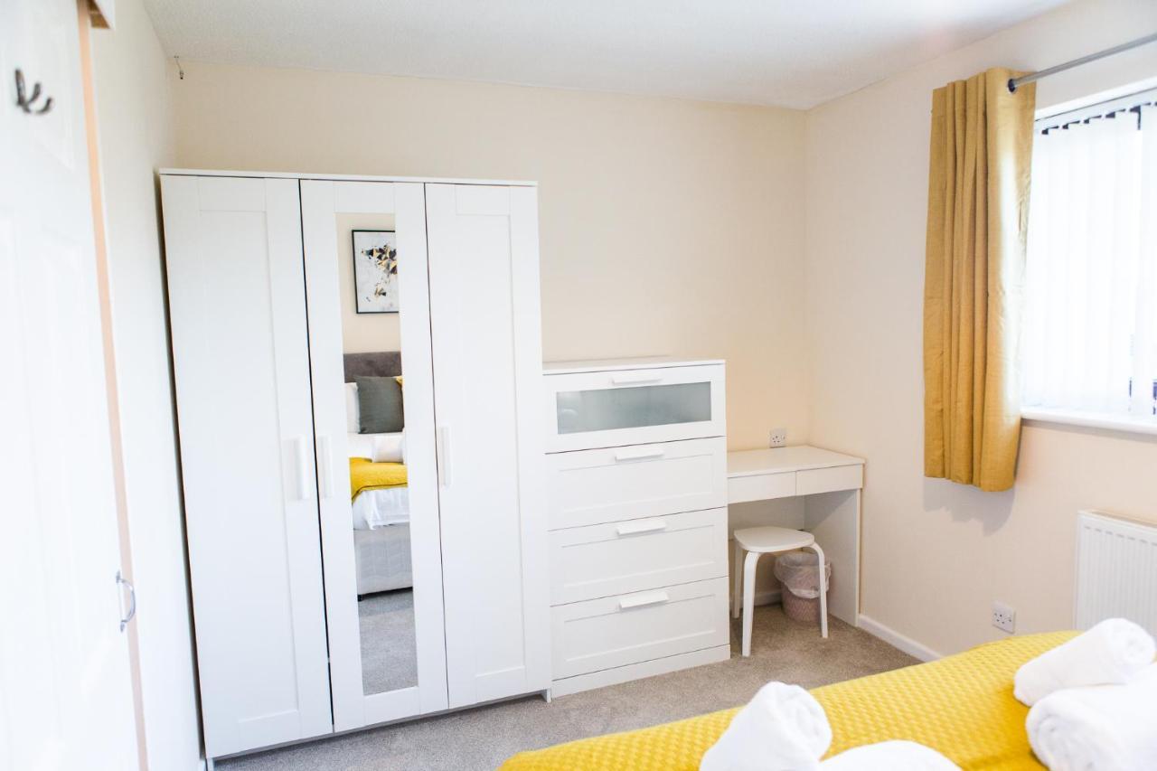 Entire 2 Bedroom House Near Derriford With Parking *